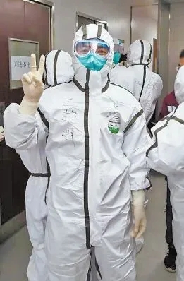 驰援武汉的医护人员身穿厚重防护服,行动都不方便,拍照时还是会摆出"
