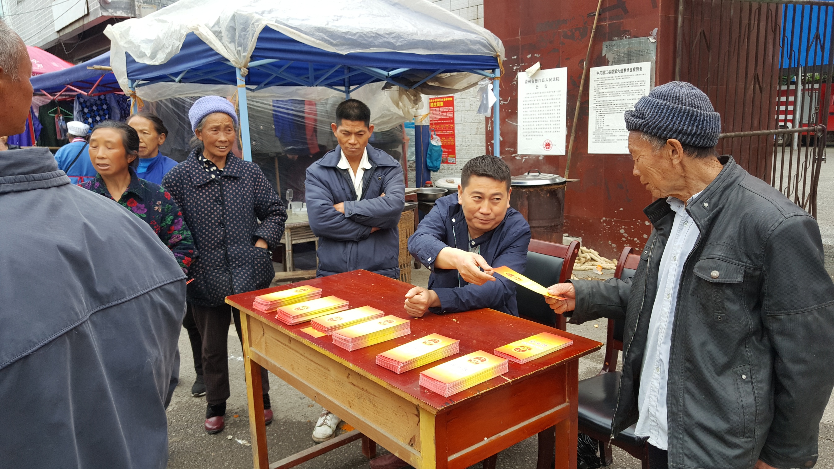 1-“零距离宣传”:德江县高山镇纪委利用赶集天向群众宣传《监察法》(摄影作者—吴界).jpg 1-“零距离宣传”:德江县高山镇纪委利用赶集天向群众宣传《监察法》(摄影作者—吴界).jpg