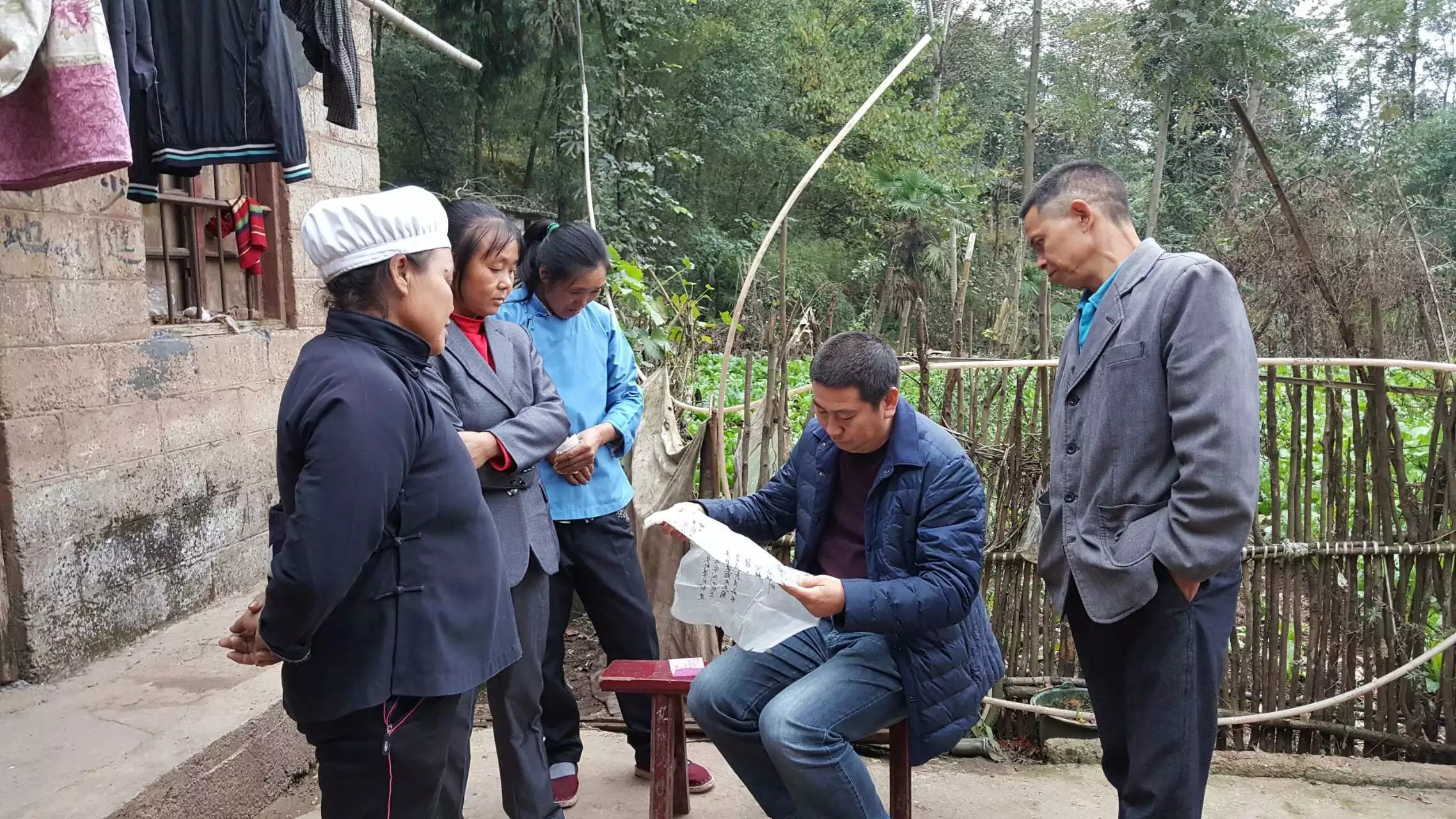 2-“面对面接访”:德江县高山镇纪委在谭家村对群众举报的问题线索进行走访(摄影作者——吴界).jpg 2-“面对面接访”:德江县高山镇纪委在谭家村对群众举报的问题线索进行走访(摄影作者——吴界).jpg