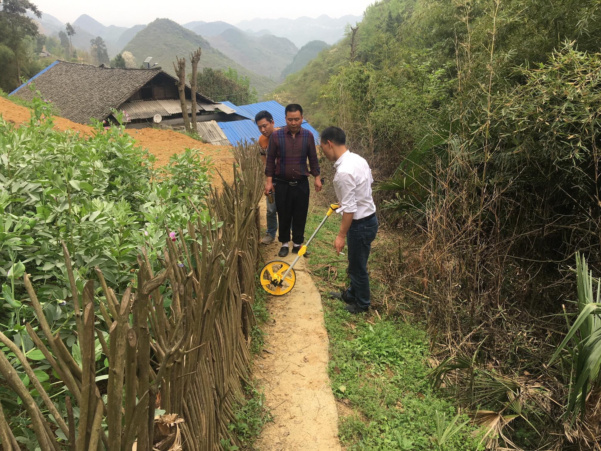 4-“每一公里我们都很较真”:德江县共和镇纪委干部实地测量民生项目实施情况,每一公里的测量都很认真。.jpg 4-“每一公里我们都很较真”:德江县共和镇纪委干部实地测量民生项目实施情况,每一公里的测量都很认真。.jpg