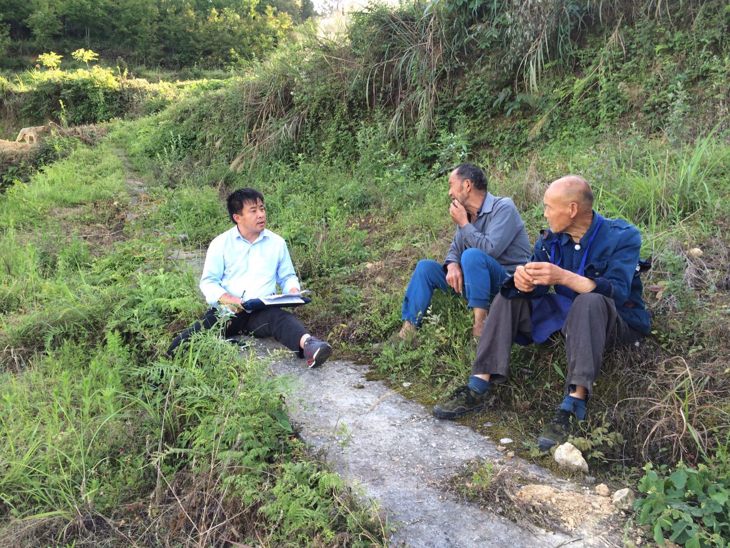 3-“草地就是办公桌”:德江县堰塘乡纪委深入田间地头查办案件,拍摄人:刚玉梅.jpg 3-“草地就是办公桌”:德江县堰塘乡纪委深入田间地头查办案件,拍摄人:刚玉梅.jpg