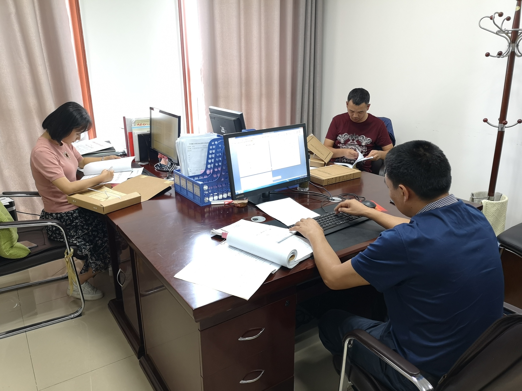 图为调查组在查阅案件相关资料.jpg 图为调查组在查阅案件相关资料.jpg