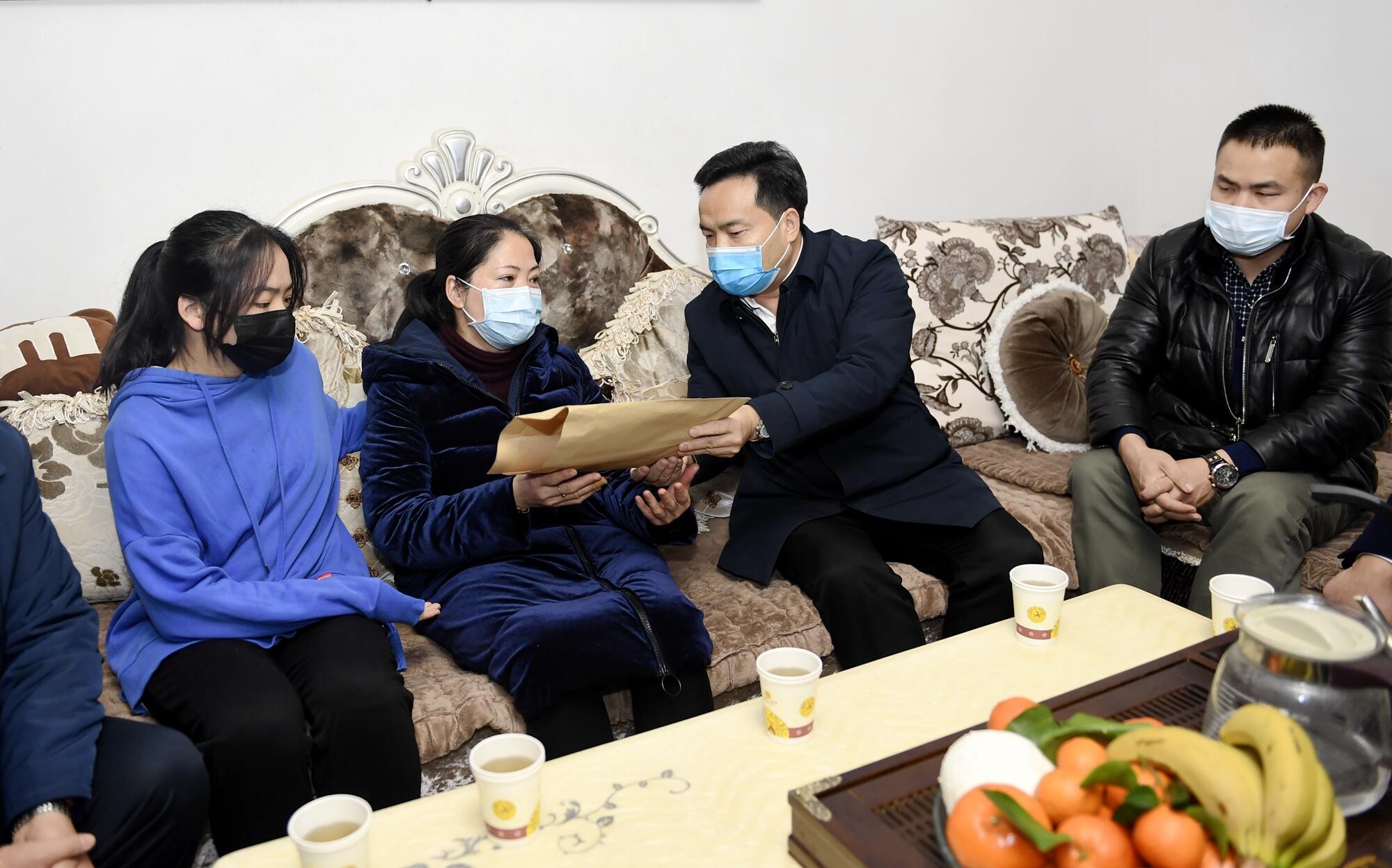 镜头各级领导看望慰问杨荣同志家属