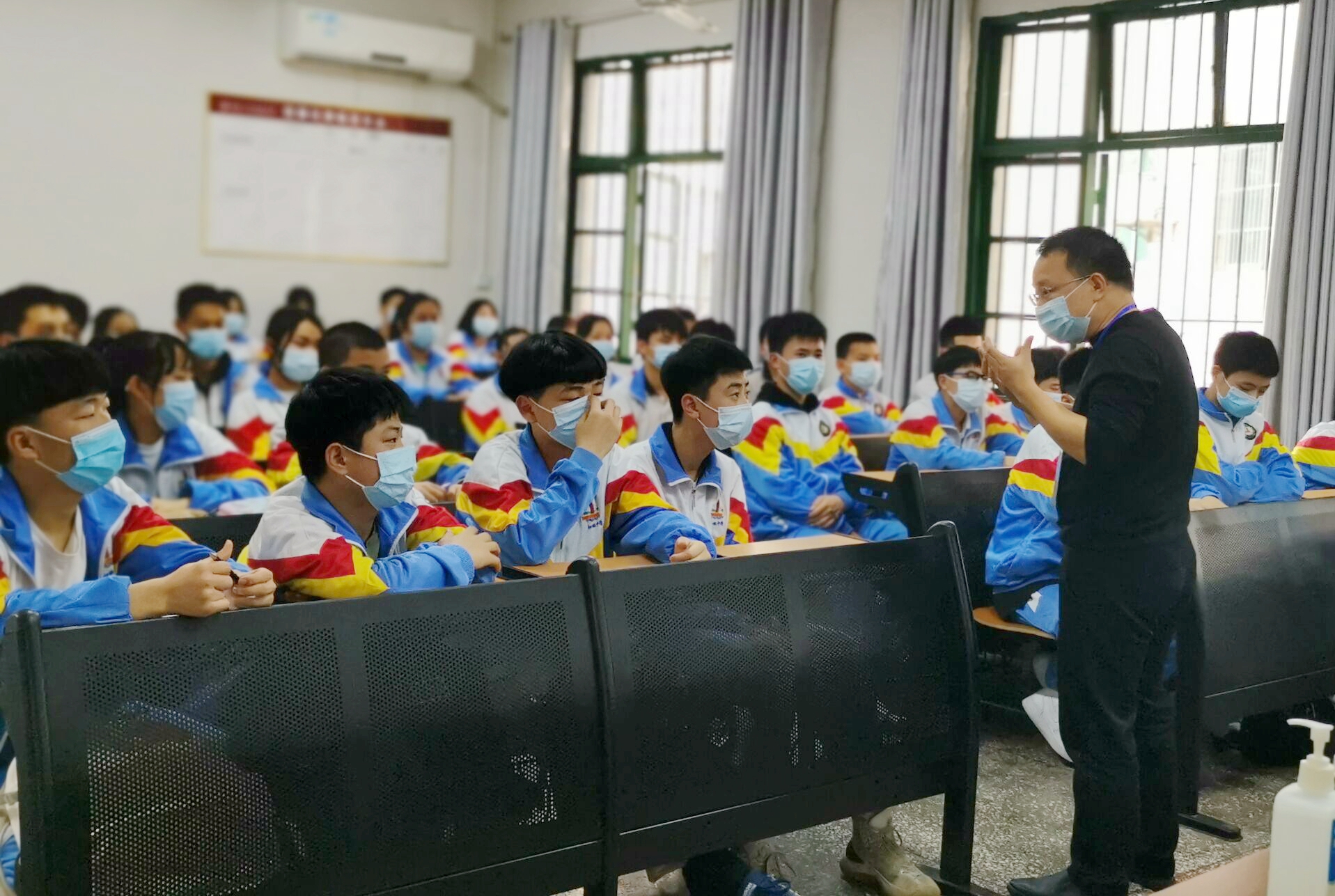 镜头杨荣先进事迹走进碧江校园