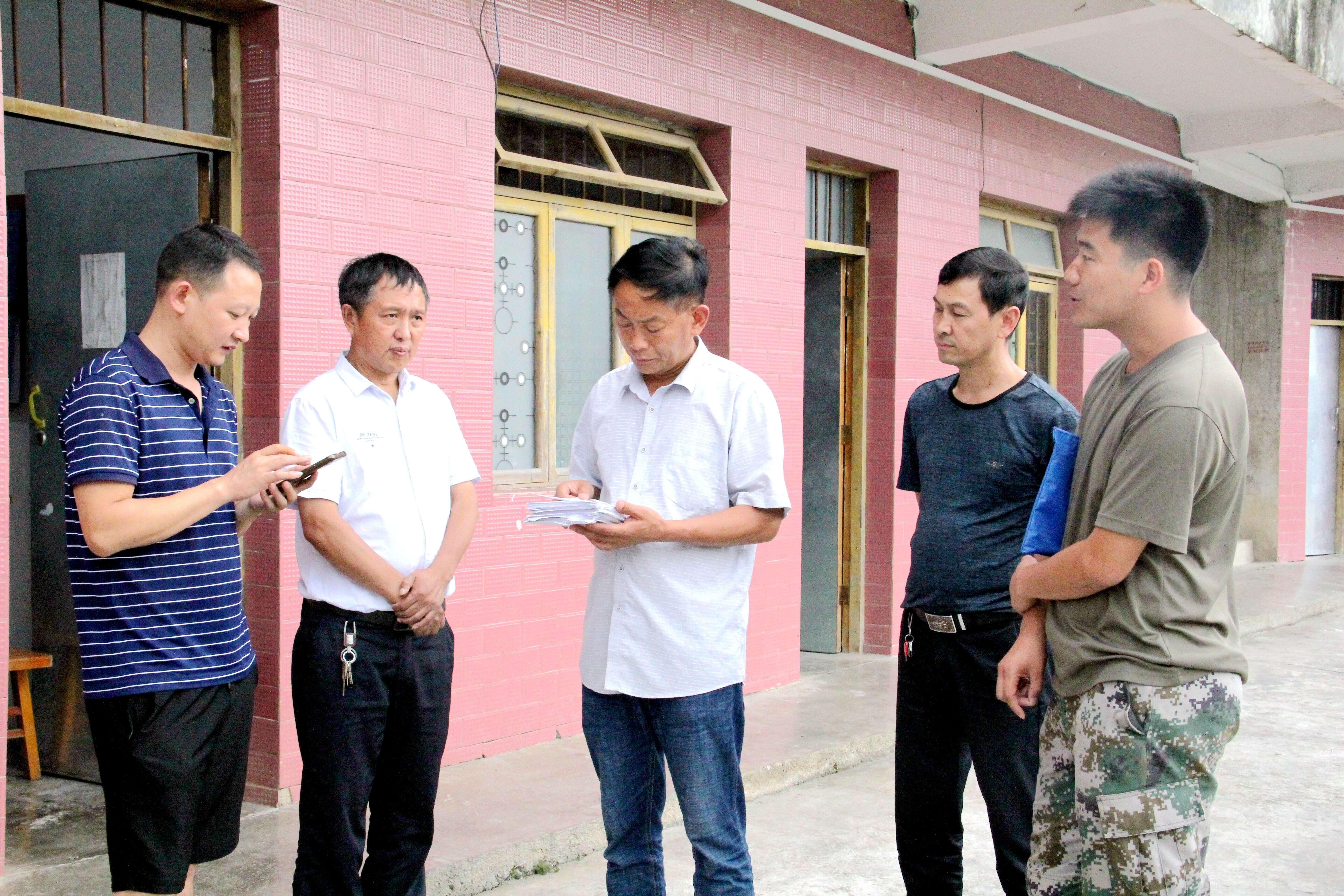 图为沿河纪检监察干部了解独户老人居住情况的场景.jpg 图为沿河纪检监察干部了解独户老人居住情况的场景.jpg