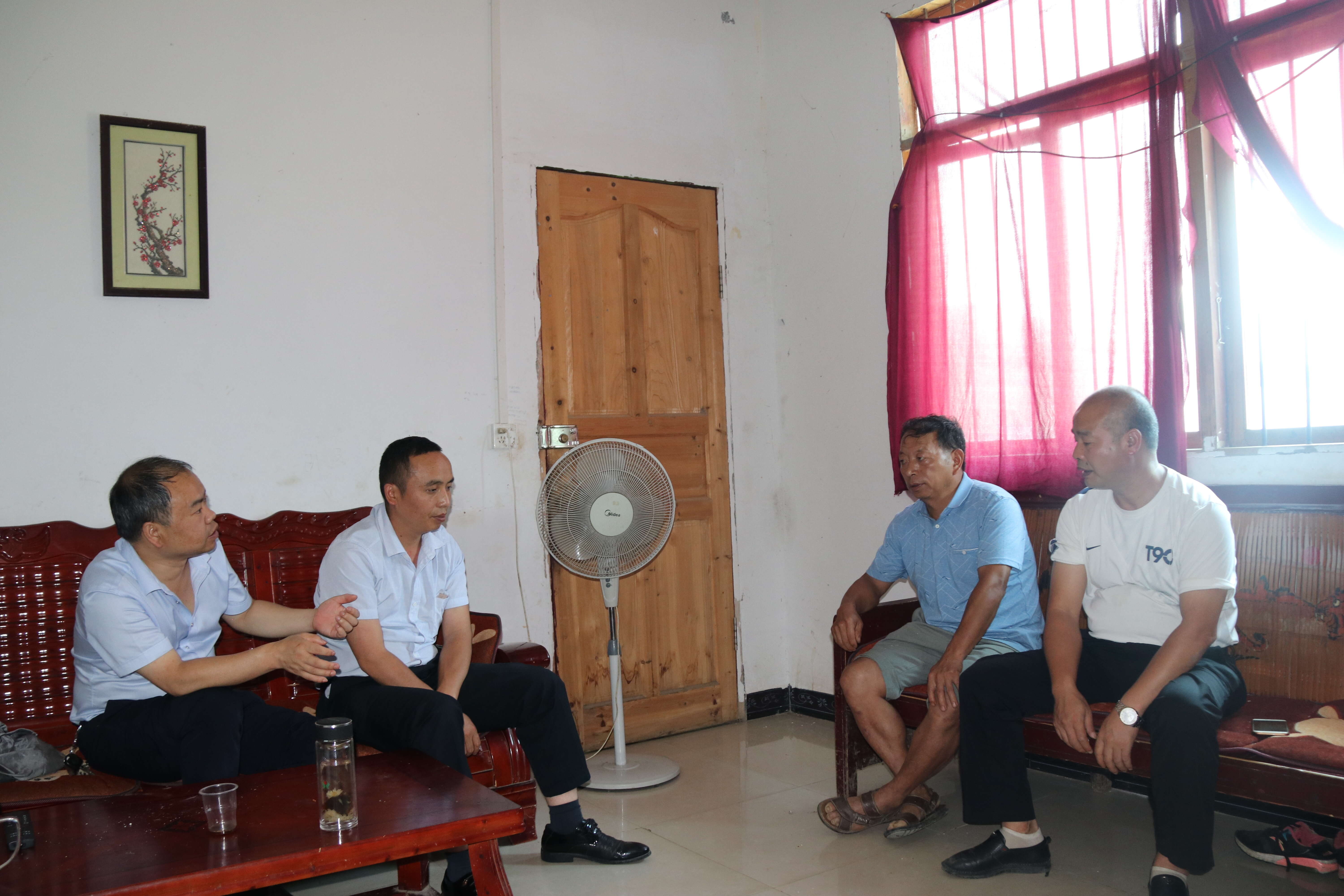 图为印江自治县纪检监察干部在任明举家中调查.jpg 图为印江自治县纪检监察干部在任明举家中调查.jpg